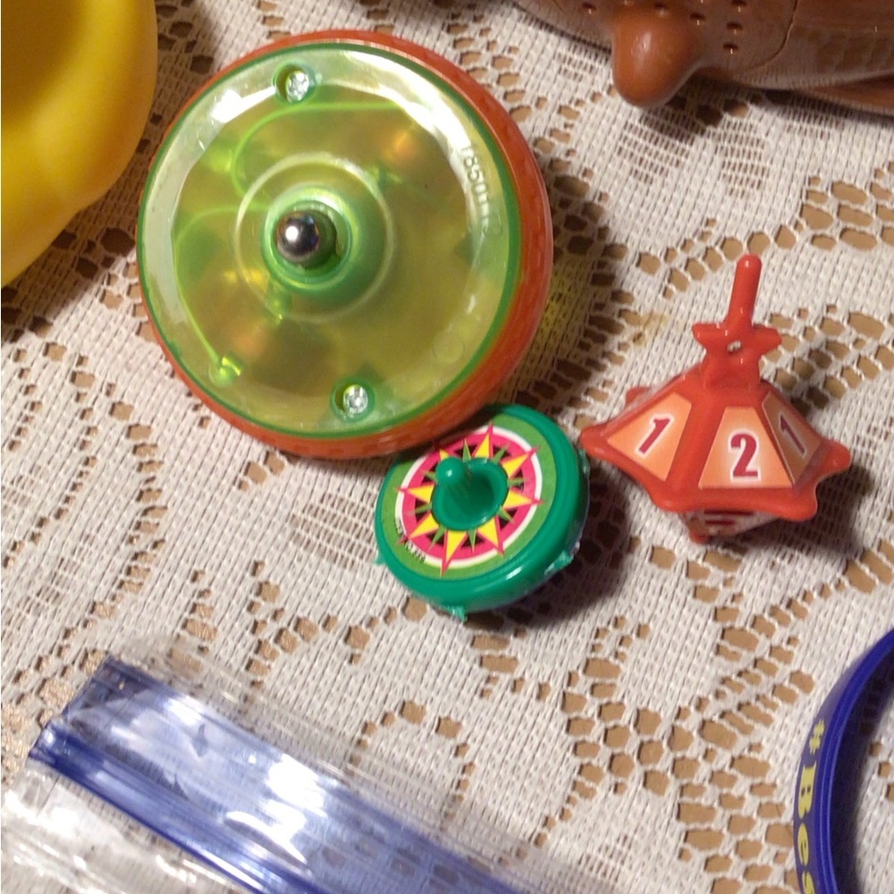 LOT OF RANDOM TOYS - Picture 5 of 9